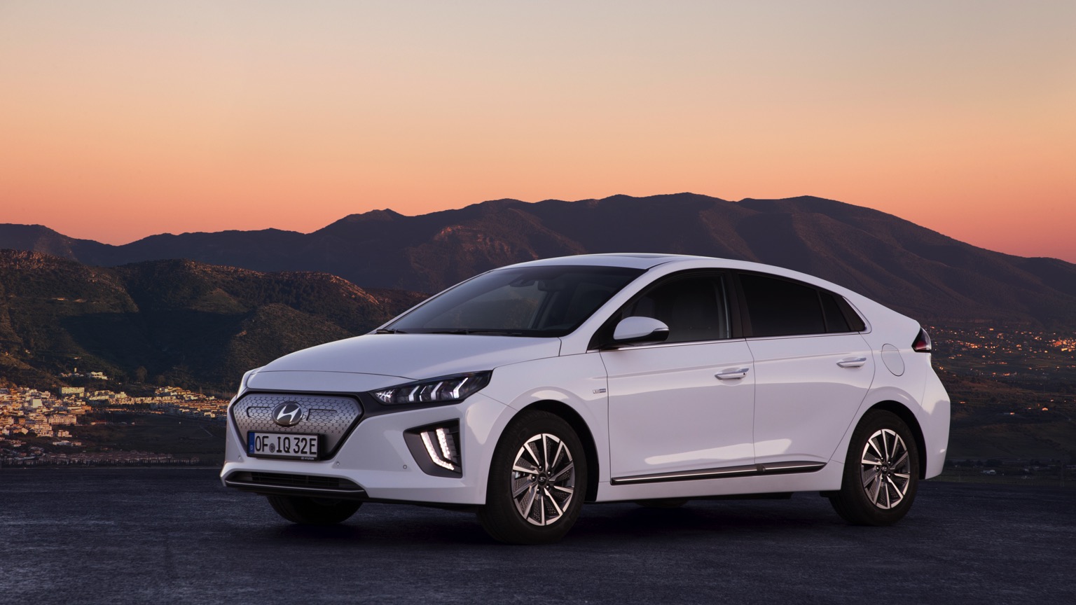 Protect your Hyundai Ioniq 5! A new and creatively designed trunk protector for the 2022-2023 fixed console Ioniq 5. Make your trip more carefree and enjoy driving fun.